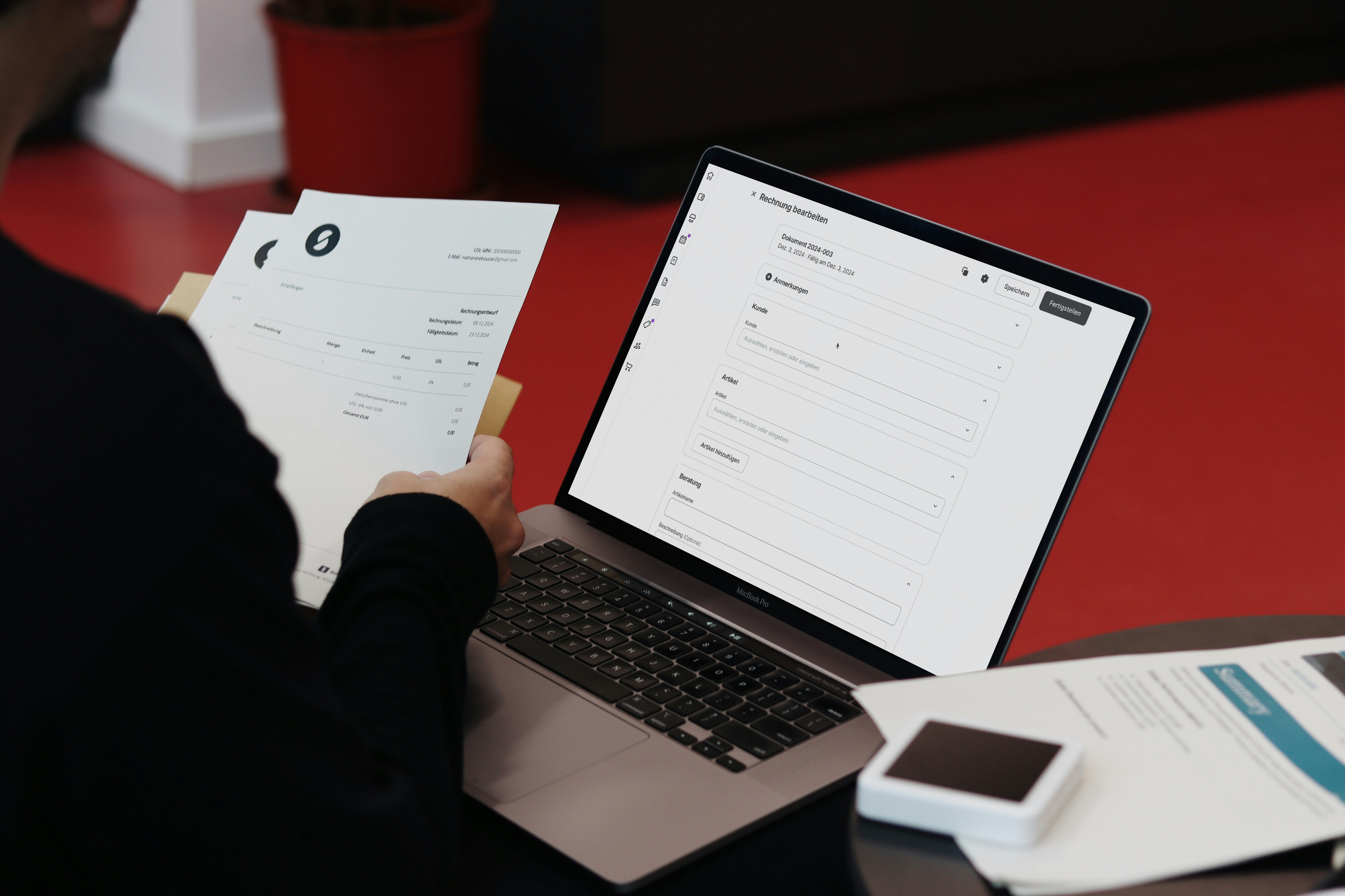 Digitale Bearbeitung einer offenen Rechnung am Laptop